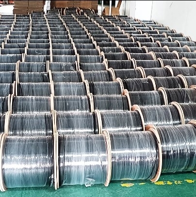 Uso en cables aéreos de fibra óptica FTTH auto-sustentados para uso interior y exterior
