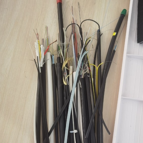 Cable FTTH de caída interior de un solo modo resistente a la intemperie 1-12 núcleo para conexión sin fisuras