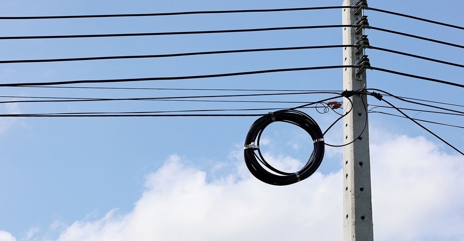 4 núcleos de interior FTTH cable de caída GJXH/GJXFH acero de tipo arco / FRP miembro de resistencia