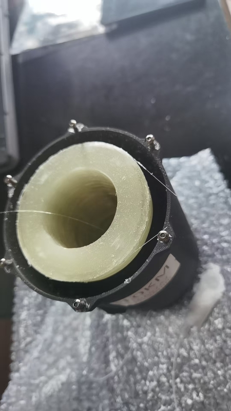 Material de la cubierta confidencial para drones FPV Quadcopter, 25 km/rollo, cableado interno a externo, tipo de conector FC para alta resistencia a la tracción